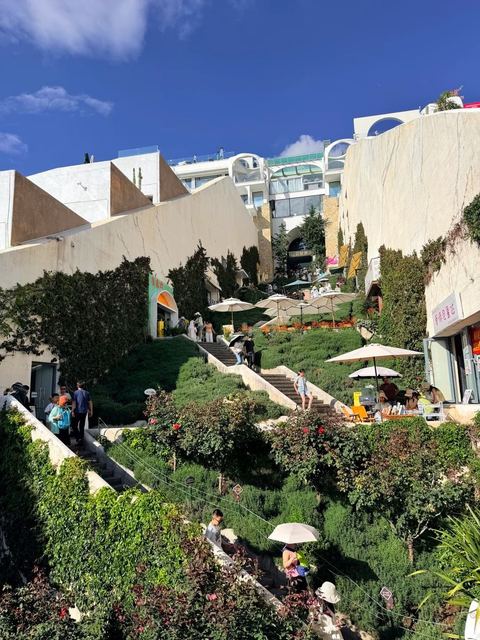 สวน ร้านอาหาร และทางเดินลดหลั่นตามเนินของหลี่เซียงปัง